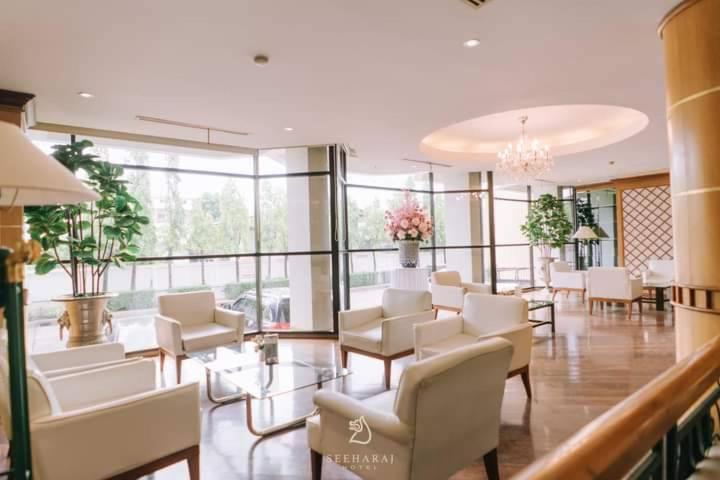 Seeharaj Hotel Uttaradit Exterior photo
