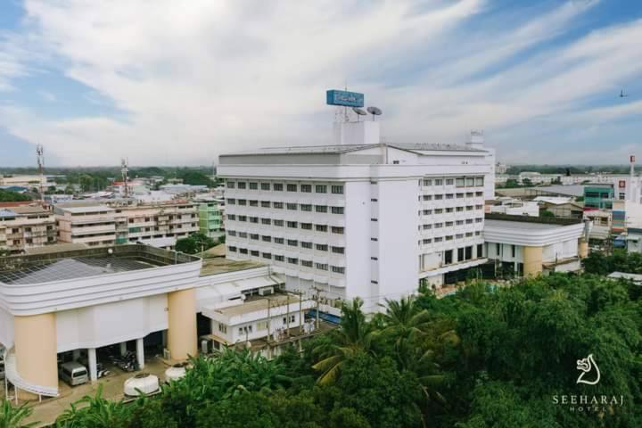 Seeharaj Hotel Uttaradit Exterior photo